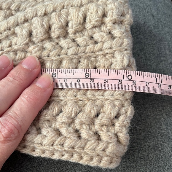 Hand crocheted headband - Picture 5 of 5